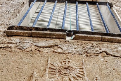 de pedra picada. La pedra forma part del caràcter de Torrebesses. Xemeneies cilíndriques antibruixes i, a la dreta, un dels retaules romànics més destacats de l’anomenada Escola de Lleida.
