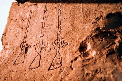 de pedra picada. La pedra forma part del caràcter de Torrebesses. Xemeneies cilíndriques antibruixes i, a la dreta, un dels retaules romànics més destacats de l’anomenada Escola de Lleida.