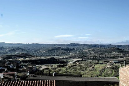 de pedra picada. La pedra forma part del caràcter de Torrebesses. Xemeneies cilíndriques antibruixes i, a la dreta, un dels retaules romànics més destacats de l’anomenada Escola de Lleida.