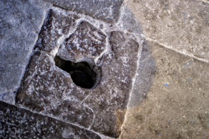 de pedra picada. La pedra forma part del caràcter de Torrebesses. Xemeneies cilíndriques antibruixes i, a la dreta, un dels retaules romànics més destacats de l’anomenada Escola de Lleida.