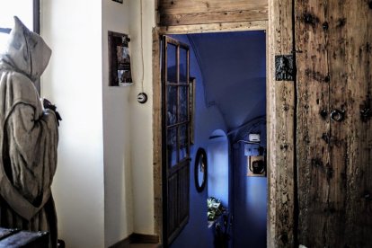 de pedra picada. La pedra forma part del caràcter de Torrebesses. Xemeneies cilíndriques antibruixes i, a la dreta, un dels retaules romànics més destacats de l’anomenada Escola de Lleida.