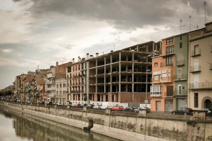 alcarràs. Promoció de deu cases adossades abandonades als afores del poble.