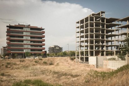 alcarràs. Promoció de deu cases adossades abandonades als afores del poble.