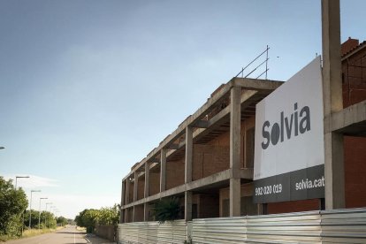 alcarràs. Promoció de deu cases adossades abandonades als afores del poble.