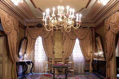 precedents. Abans de l’aparició de la rajola hidràulica, els paviments ceràmics es cobrien amb catifes a l’hivern.