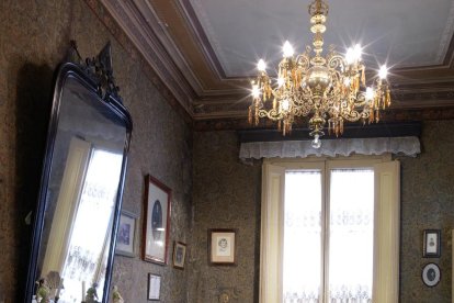 precedents. Abans de l’aparició de la rajola hidràulica, els paviments ceràmics es cobrien amb catifes a l’hivern.