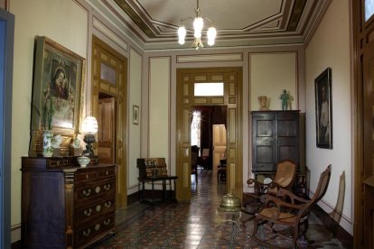 precedents. Abans de l’aparició de la rajola hidràulica, els paviments ceràmics es cobrien amb catifes a l’hivern.