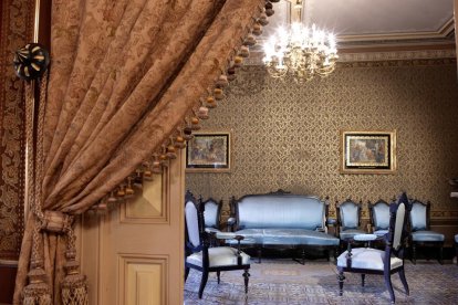 precedents. Abans de l’aparició de la rajola hidràulica, els paviments ceràmics es cobrien amb catifes a l’hivern.