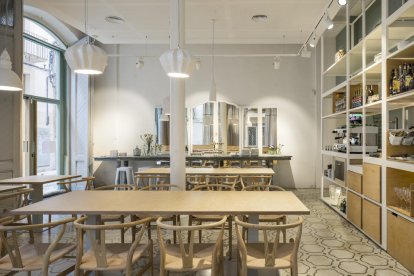 precedents. Abans de l’aparició de la rajola hidràulica, els paviments ceràmics es cobrien amb catifes a l’hivern.