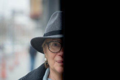 Lectora voraç, finalment va decidir-se per escriure. Quaderns, publicada per Llibres del delicte, va ser la seua primera novel·la. Una obra coral ambientada en un petit poble de les Garrigues que Solé, nascuda a Alfés i veïna dels Torms, va asse ...