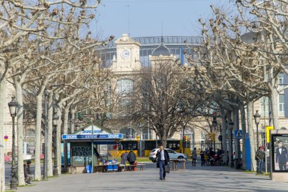 sense fulles. La poda dels arbres permet que puguem observar els detalls de façanes tan singulars com aquestes, que potser durant la resta de l’any passen més desapercebuts.