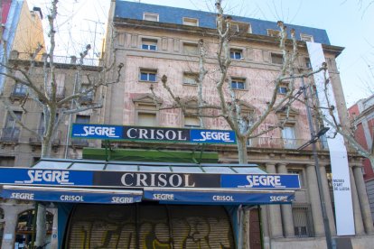 sense fulles. La poda dels arbres permet que puguem observar els detalls de façanes tan singulars com aquestes, que potser durant la resta de l’any passen més desapercebuts.