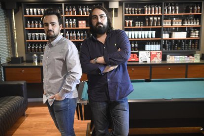 Afaitant de país en país