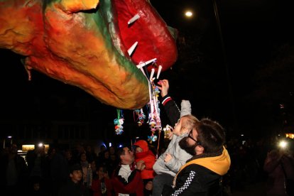 reserves de menjar. La brigada municipal guarda tots els xumets que la canalla de Lleida penja al Marraco.