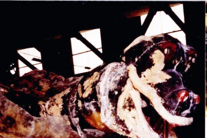 reserves de menjar. La brigada municipal guarda tots els xumets que la canalla de Lleida penja al Marraco.