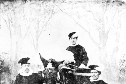 reserves de menjar. La brigada municipal guarda tots els xumets que la canalla de Lleida penja al Marraco.