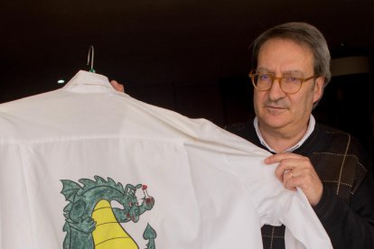 reserves de menjar. La brigada municipal guarda tots els xumets que la canalla de Lleida penja al Marraco.