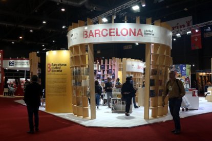 Barcelona. La ciutat dels editors s’ha trobat finalment amb la ciutat dels lectors, va escriure algú amb motiu de la FIL 2019. Barcelona ha tingut un gran protagonisme a la Fira, amb tota mena d’exposicions i de concerts.
