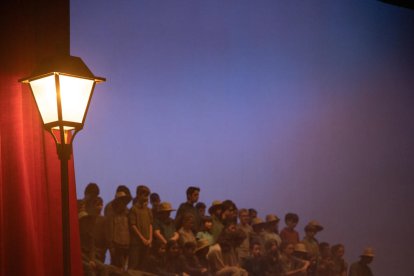 la ciutat grisa. A ‘La ciutat grisa’, la gent no recorda la seua història. A sota, l’Orquestra de Professors del Conservatori de Cervera.