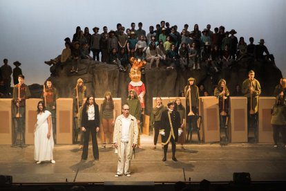 la ciutat grisa. A ‘La ciutat grisa’, la gent no recorda la seua història. A sota, l’Orquestra de Professors del Conservatori de Cervera.