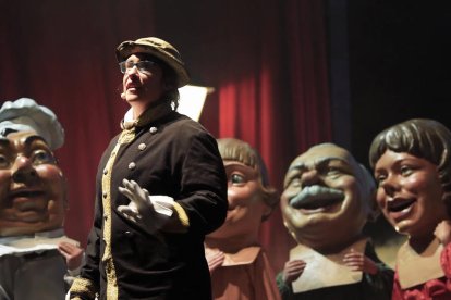 la ciutat grisa. A ‘La ciutat grisa’, la gent no recorda la seua història. A sota, l’Orquestra de Professors del Conservatori de Cervera.