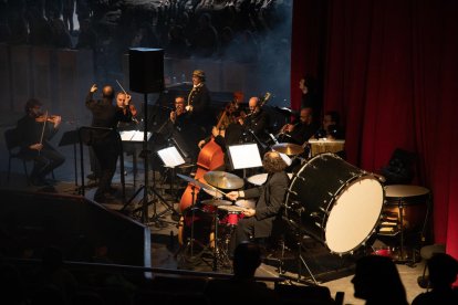 la ciutat grisa. A ‘La ciutat grisa’, la gent no recorda la seua història. A sota, l’Orquestra de Professors del Conservatori de Cervera.