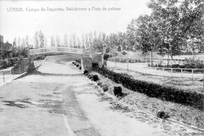 Piscina. A l’esquerra, banyistes als anys vint. A dalt, la piscina als anys 70 encara estava activa. Al fons, xalets de Ronda.