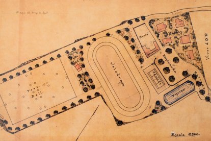 Piscina. A l’esquerra, banyistes als anys vint. A dalt, la piscina als anys 70 encara estava activa. Al fons, xalets de Ronda.