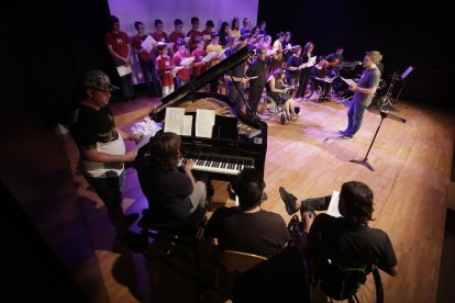 arts plàstiques. Alguns dels participants del projecte ‘Junts’, treballant de ple la ceràmica i les arts plàstiques.