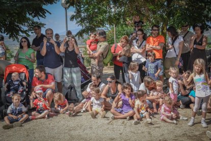 participació. Actuació en petit format de la coneguda cantant de música infantil Dàmaris Gelabert amb l’ajuda de petits artistes el 2014.
