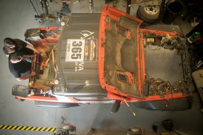 totterreny. Al taller preparen cotxes per a la competició extrema i reparen vehicles pensats per al dia a a dia.