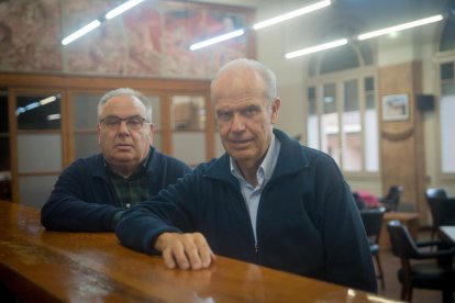 presidència. El president de l’Ateneu, Antoni Tàcies (dreta), i Francesc Montané, membre de la junta (esquerra).