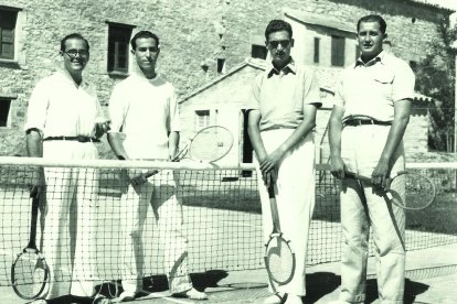 presidència. El president de l’Ateneu, Antoni Tàcies (dreta), i Francesc Montané, membre de la junta (esquerra).