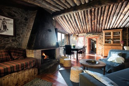 Tirolina. Activitats com ara llançar-se en tirolina es poden practicar tant en temporada de neu com a l’estiu.