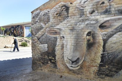 entorn rural. Una fotografia que no necessita paraules per descriure la fusió de l’entorn rural i l’art, en aquest cas de S. Waknine a Penelles. A sota, l’alcalde i els organitzadors davant una obra de BK FOXX / ZESO WF.