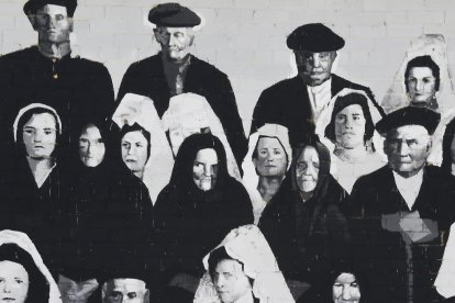 entorn rural. Una fotografia que no necessita paraules per descriure la fusió de l’entorn rural i l’art, en aquest cas de S. Waknine a Penelles. A sota, l’alcalde i els organitzadors davant una obra de BK FOXX / ZESO WF.