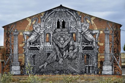 entorn rural. Una fotografia que no necessita paraules per descriure la fusió de l’entorn rural i l’art, en aquest cas de S. Waknine a Penelles. A sota, l’alcalde i els organitzadors davant una obra de BK FOXX / ZESO WF.