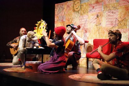 Com sona. La companyia va presentar al CaixaForum Lleida A cau d’orella, una mescla de jazz i música popular.