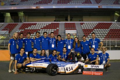 construcció. Alumnes treballant amb el cotxe, que ha de tenir unes mides i un pes determinats per a l’organització.