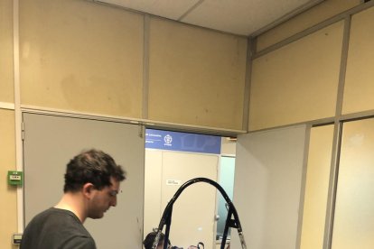 construcció. Alumnes treballant amb el cotxe, que ha de tenir unes mides i un pes determinats per a l’organització.