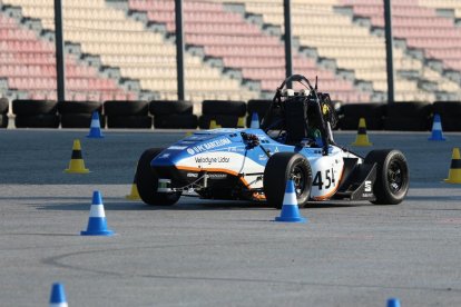 construcció. Alumnes treballant amb el cotxe, que ha de tenir unes mides i un pes determinats per a l’organització.