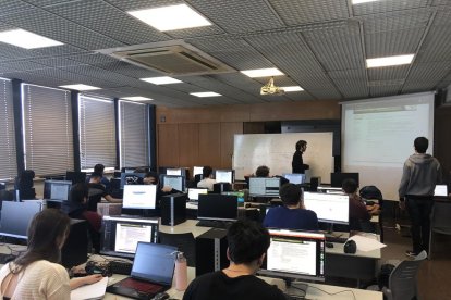 construcció. Alumnes treballant amb el cotxe, que ha de tenir unes mides i un pes determinats per a l’organització.