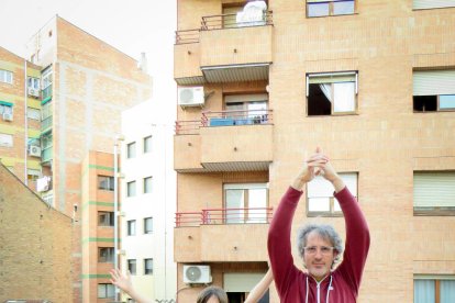 més enllà del físic. Estimar-nos i estimar la gent que ens envolta també forma part del ioga perquè ens acosta al benestar interior.
