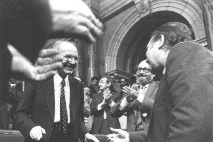 la felicitació. Jordi Pujol felicita Heribert Barrera un cop proclamada la votació del Parlament.