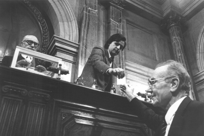 la felicitació. Jordi Pujol felicita Heribert Barrera un cop proclamada la votació del Parlament.
