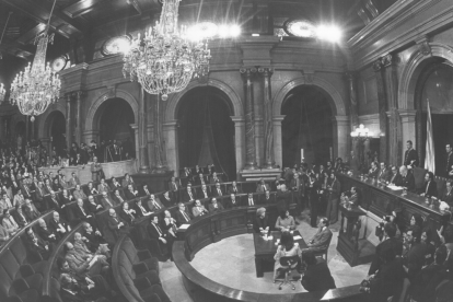 la felicitació. Jordi Pujol felicita Heribert Barrera un cop proclamada la votació del Parlament.