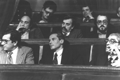 la felicitació. Jordi Pujol felicita Heribert Barrera un cop proclamada la votació del Parlament.