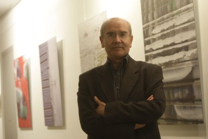 la felicitació. Jordi Pujol felicita Heribert Barrera un cop proclamada la votació del Parlament.