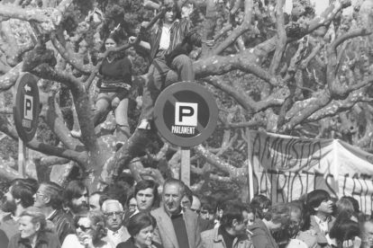 la felicitació. Jordi Pujol felicita Heribert Barrera un cop proclamada la votació del Parlament.