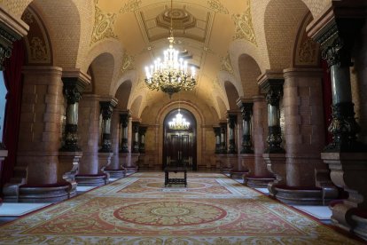 la felicitació. Jordi Pujol felicita Heribert Barrera un cop proclamada la votació del Parlament.